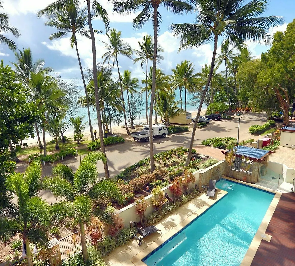 **** Resort Island Views Beachfront Apartments Palm Cove Australia