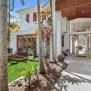 Luxurious, Tropical Haven, Mooloolaba- Moonda5 Holiday home
