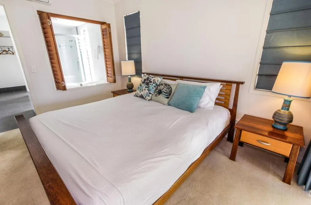 פאלם קוב Island Views Beachfront Apartments אתר נופש