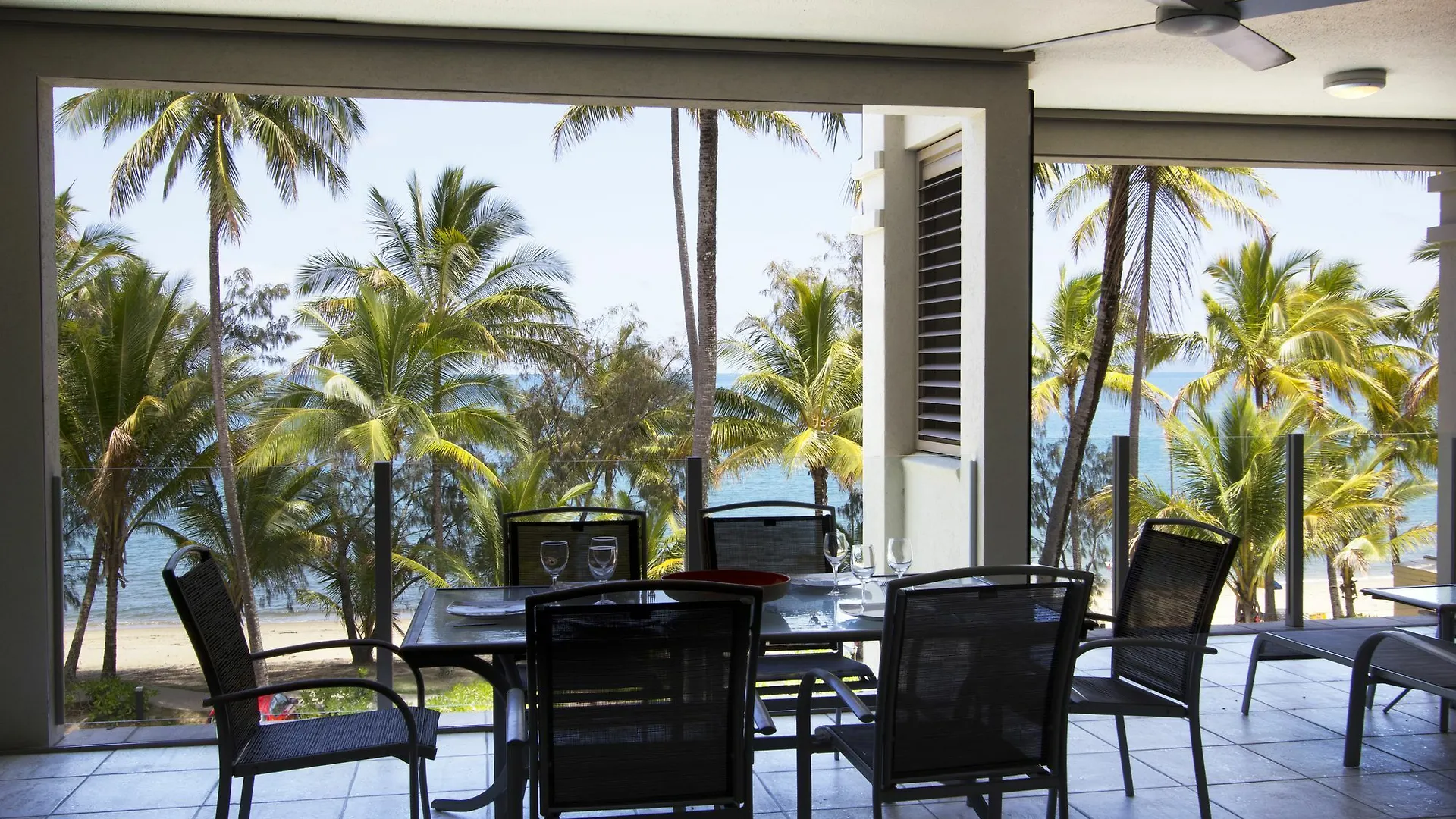 פאלם קוב Island Views Beachfront Apartments אתר נופש