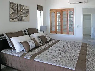 פאלם קוב Island Views Beachfront Apartments אתר נופש